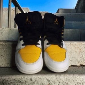 Air Jordan 1 University Gold